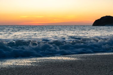 Deniz aşırı dramatik günbatımı manzarası, seyahat konsepti 
