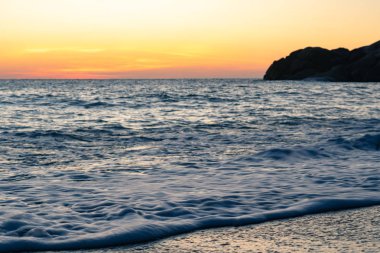 Deniz aşırı dramatik günbatımı manzarası, seyahat konsepti 