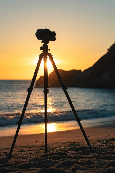 View Photo Camera Standing Sea Shore Sunset Background — Stock Photo, Image