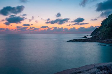 Deniz aşırı dramatik günbatımı manzarası, seyahat konsepti 