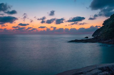 Deniz aşırı dramatik günbatımı manzarası, seyahat konsepti 