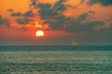 Deniz aşırı dramatik günbatımı manzarası, seyahat konsepti 