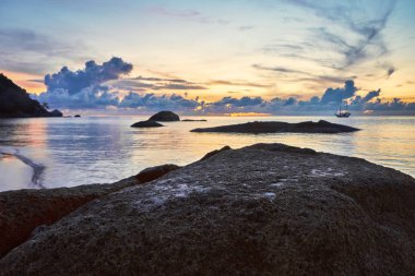 Deniz aşırı dramatik günbatımı manzarası, seyahat konsepti 