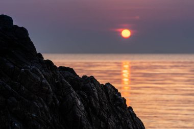 Deniz aşırı dramatik günbatımı manzarası, seyahat konsepti 