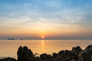 Deniz aşırı dramatik günbatımı manzarası, seyahat konsepti 