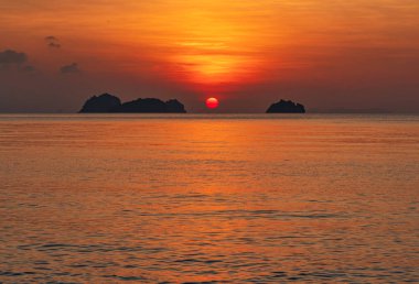 Deniz aşırı dramatik günbatımı manzarası, seyahat konsepti 