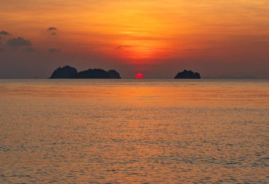 Deniz aşırı dramatik günbatımı manzarası, seyahat konsepti 