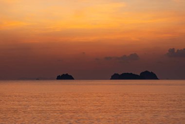 Deniz aşırı dramatik günbatımı manzarası, seyahat konsepti 