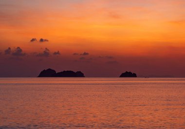 Deniz aşırı dramatik günbatımı manzarası, seyahat konsepti 