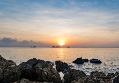 Deniz aşırı dramatik günbatımı manzarası, seyahat konsepti 