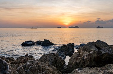 Deniz aşırı dramatik günbatımı manzarası, seyahat konsepti 