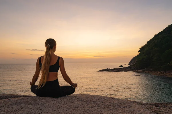 Visão Traseira Jovem Mulher Sentada Meditação Pose Costa Mar Pôr — Fotografia de Stock