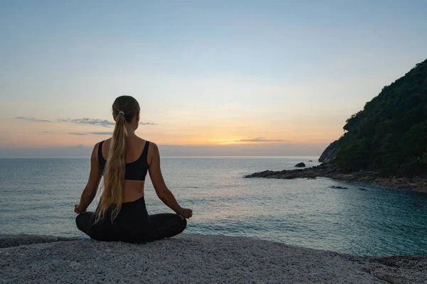 Visão Traseira Jovem Mulher Sentada Meditação Pose Costa Mar Pôr — Fotografia de Stock
