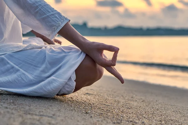 Primer Plano Joven Practicando Yoga Costa Del Mar Durante Colorida — Foto de Stock