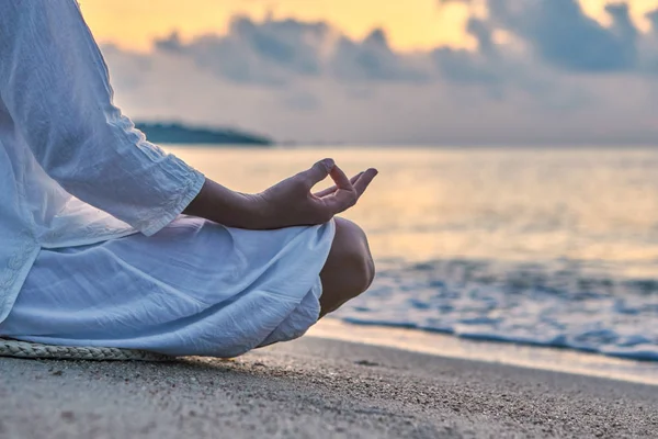 Gros Plan Jeune Femme Pratiquant Yoga Sur Côte Mer Pendant — Photo