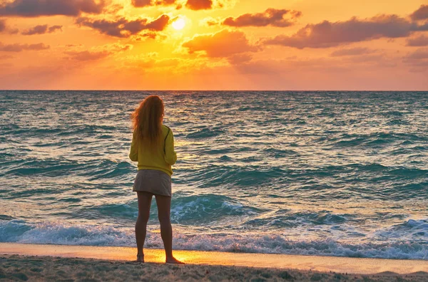 Задний Вид Женщины Стоящей Пляже Красочном Фоне Заката — стоковое фото