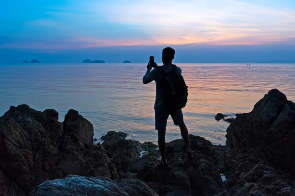 Silueta Fotógrafo Masculino Costa Toma Colorido Atardecer — Foto de Stock