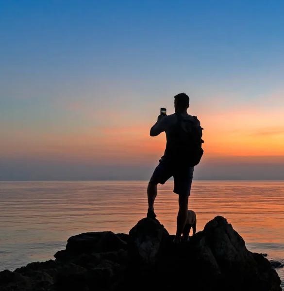 Silhouette Photographe Masculin Terre Faisant Des Clichés Coucher Soleil Coloré — Photo