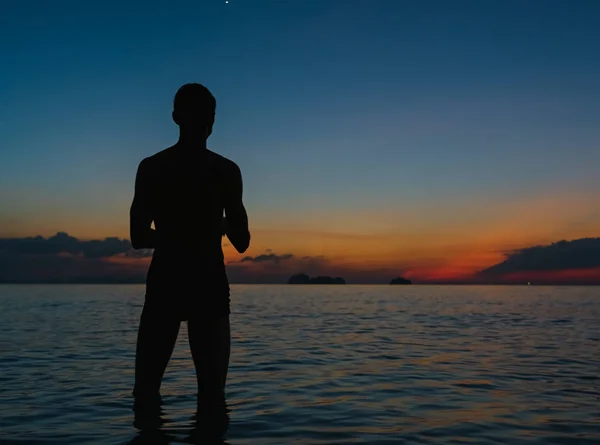 Silueta Masculina Mar Sobre Fondo Colorido Puesta Sol — Foto de Stock