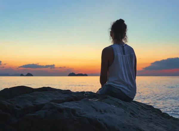 Woman Sea Shore Sunset Background — Stock Photo, Image