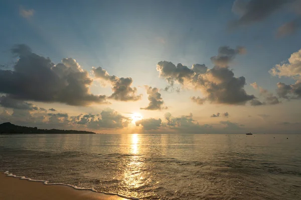 Paisagem Natural Com Pôr Sol Colorido Sobre Mar — Fotografia de Stock