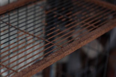 Eski paslı demir raf