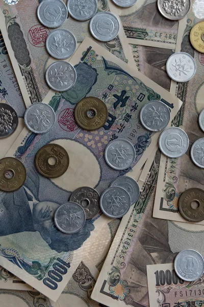 Банкноты и монеты Японии — стоковое фото