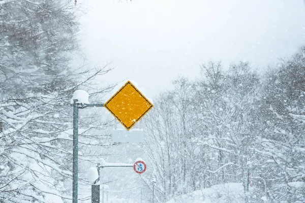 Trafikmärke i snö — Stockfoto