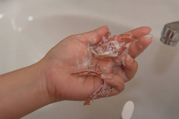 Close Mão Segurar Retentor Limpeza Com Escova Dentes — Fotografia de Stock