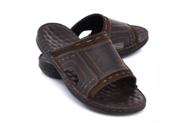 Güzel kahverengi deri sandalet izole beyaz arka plan üzerinde yakın çekim.