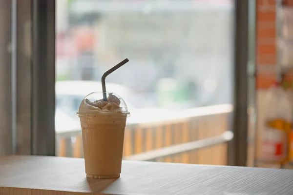 Gros Plan Capuchino Frappe Dans Une Tasse Plastique Sur Une — Photo