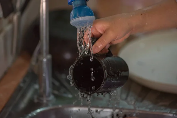 Primer Plano Lavado Manos Taza Café Cerámica Negro Fregadero —  Fotos de Stock