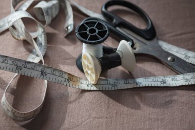 Kumaş üzerine dikiş için terzi kullanım aracı kapat.