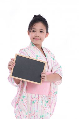 Ahşap blakboard izole beyaz kağıt üzerinde tutarak yukata adlı Japon yerel kıyafetli şirin Asyalı kız, yakın çekim.