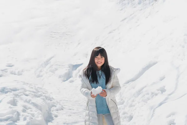 Menina Asiática Bonita Andando Redor Moutain Neve Aldeia Japonesa Shirakawago — Fotografia de Stock