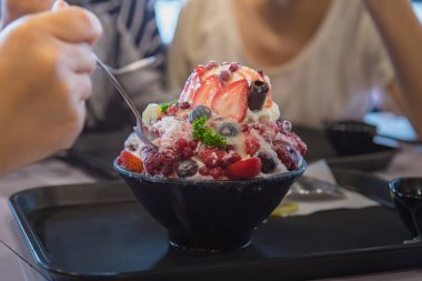 Tıraş buz süt taze çilek, kızılcık, rasberry ve dut üstüne tepesi tarafından yapılan bingsu denilen Kore tatlı yakın çekim.