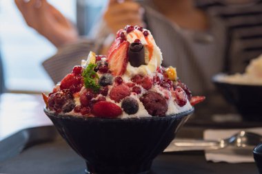 Tıraş buz süt taze çilek, kızılcık, rasberry ve dut üstüne tepesi tarafından yapılan bingsu denilen Kore tatlı yakın çekim.
