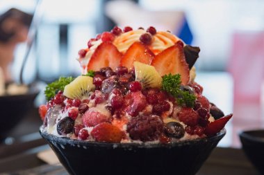 Tıraş buz süt taze çilek, kızılcık, rasberry ve dut üstüne tepesi tarafından yapılan bingsu denilen Kore tatlı yakın çekim.