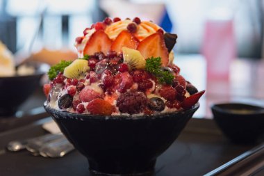 Tıraş buz süt taze çilek, kızılcık, rasberry ve dut üstüne tepesi tarafından yapılan bingsu denilen Kore tatlı yakın çekim.