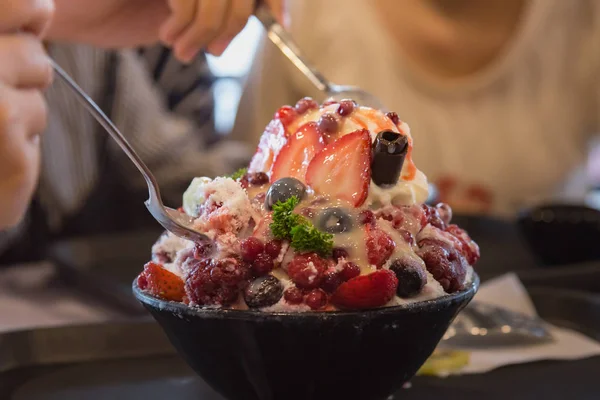 Gros Plan Dessert Coréen Appelé Bingsu Fait Par Garniture Lait — Photo