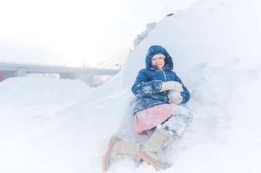 Asyalı çocuk kışın