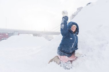 Asyalı çocuk kışın