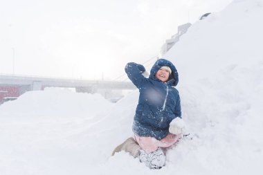 Asyalı çocuk kışın