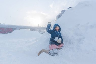Asyalı çocuk kışın