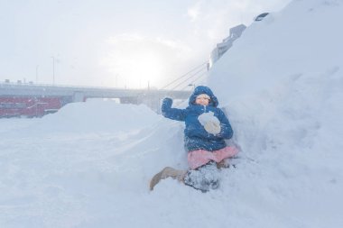 Asyalı çocuk kışın