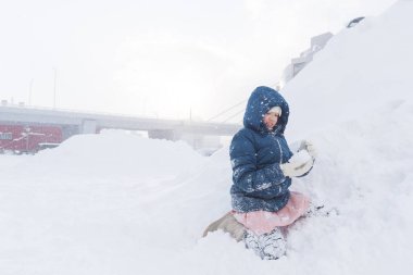 Asyalı çocuk kışın