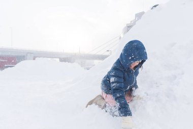 Asyalı çocuk kışın