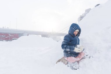 Asyalı çocuk kışın