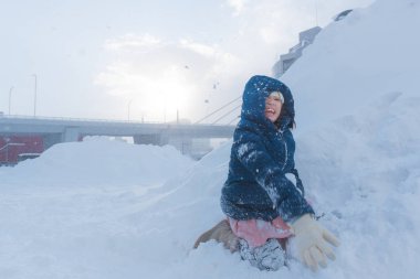 Asyalı çocuk kışın