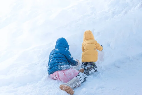 Asiatiska barn på vintern — Stockfoto